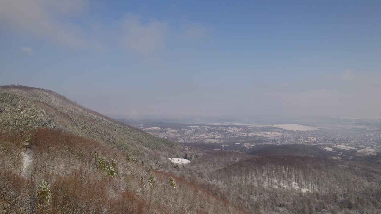 끝없는 눈 인 산악 풍경과 눈이 볼 수 있는 멀리까지 광활한 전망