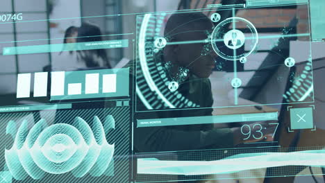 animación de diversos datos sobre el hombre afroamericano que trabaja en la computadora en la oficina
