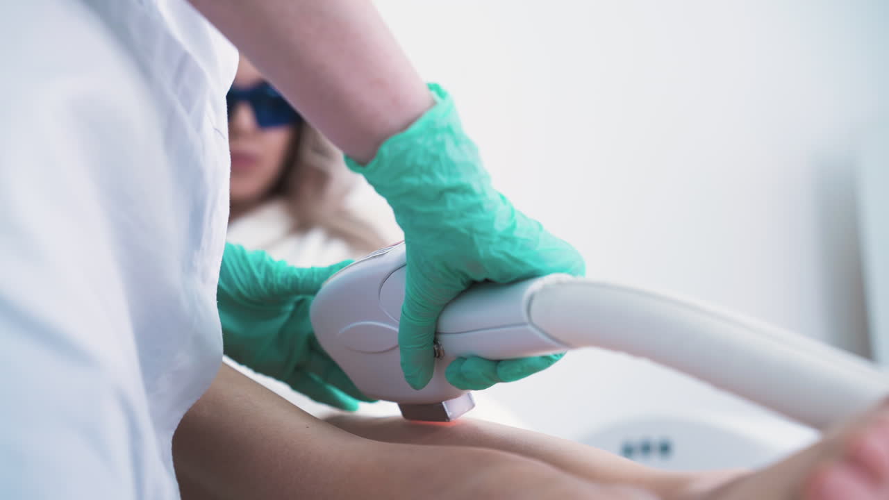 여성이 피부과 의사와 함께 레이저 탈모 절차를 거 ⁇ 니다.