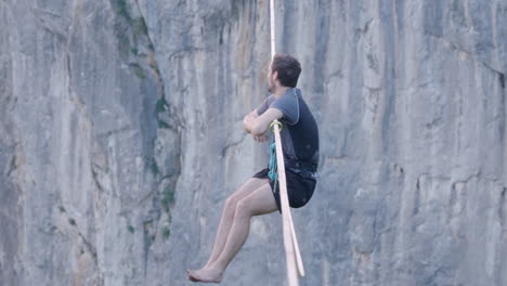 atleta preparándose para el deporte extremo de línea floja de alta línea