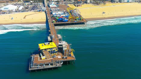 muelle de santa mónica | toma aérea en órbita | iluminación de la tarde