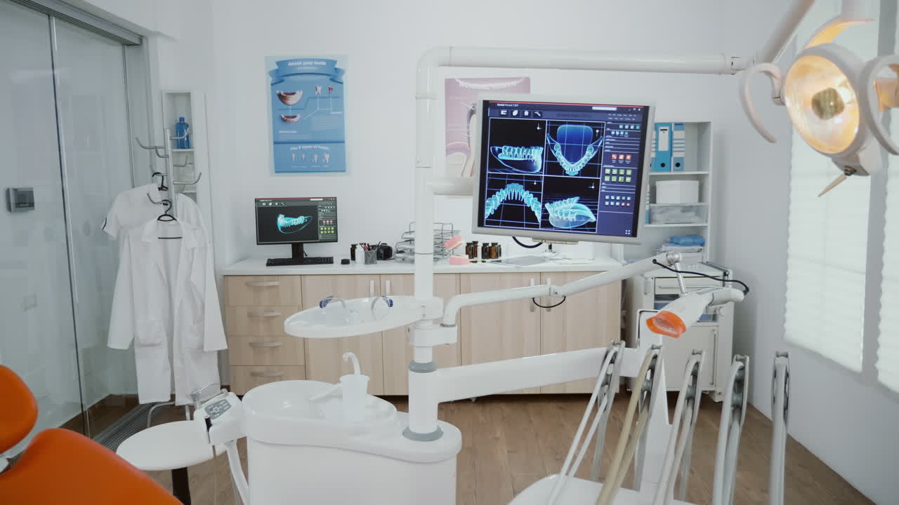 Ortodoncista de estomatología vacía sala de oficina brillante con nadie en ella
