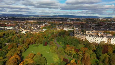 El-Dosel-Verde-De-Glasgow:-El-Parque-Kelvingrove-Y-La-Grandeza-Del-Parque-Circus-Place-Desde-El-Aire,-El-West-End-De-Glasgow,-Escocia,-Reino-Unido