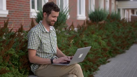 hombre trabajando en una laptop al aire libre