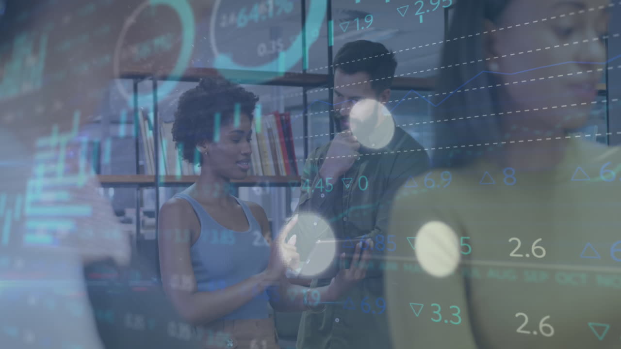 animación del procesamiento de datos financieros sobre diversas personas de negocios en la oficina