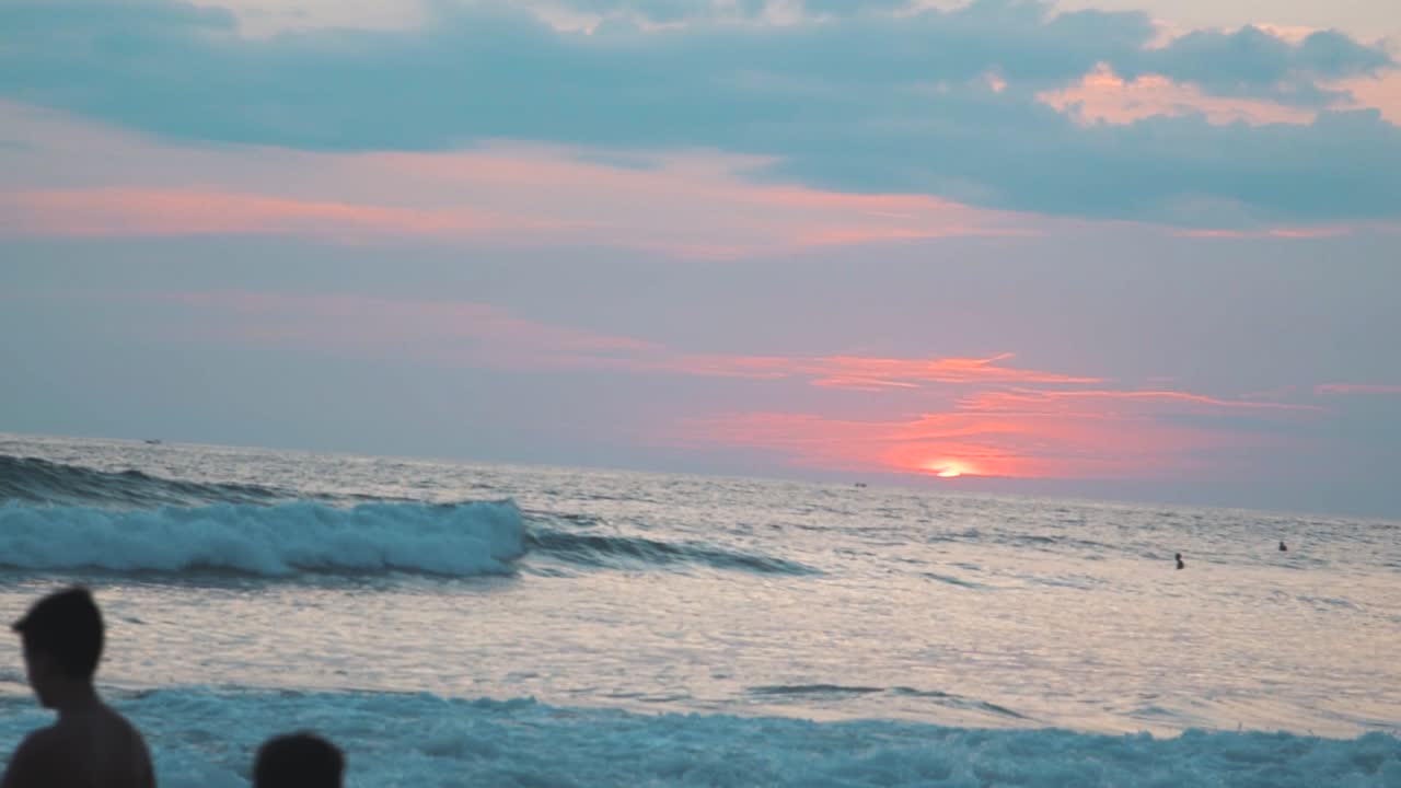 플라야 헤르모사 (plaja hermosa) 의 아름다운 일몰, 코스타리카 (costa rica) 의 느린 동영상