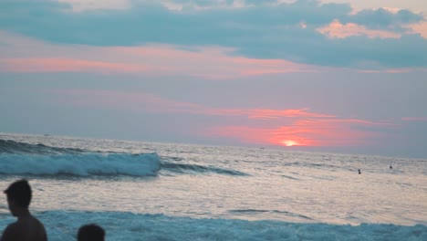 Wunderschöner-Sonnenuntergang-Am-Playa-Hermosa-Costa-Rica-Zeitlupe-Full-HD