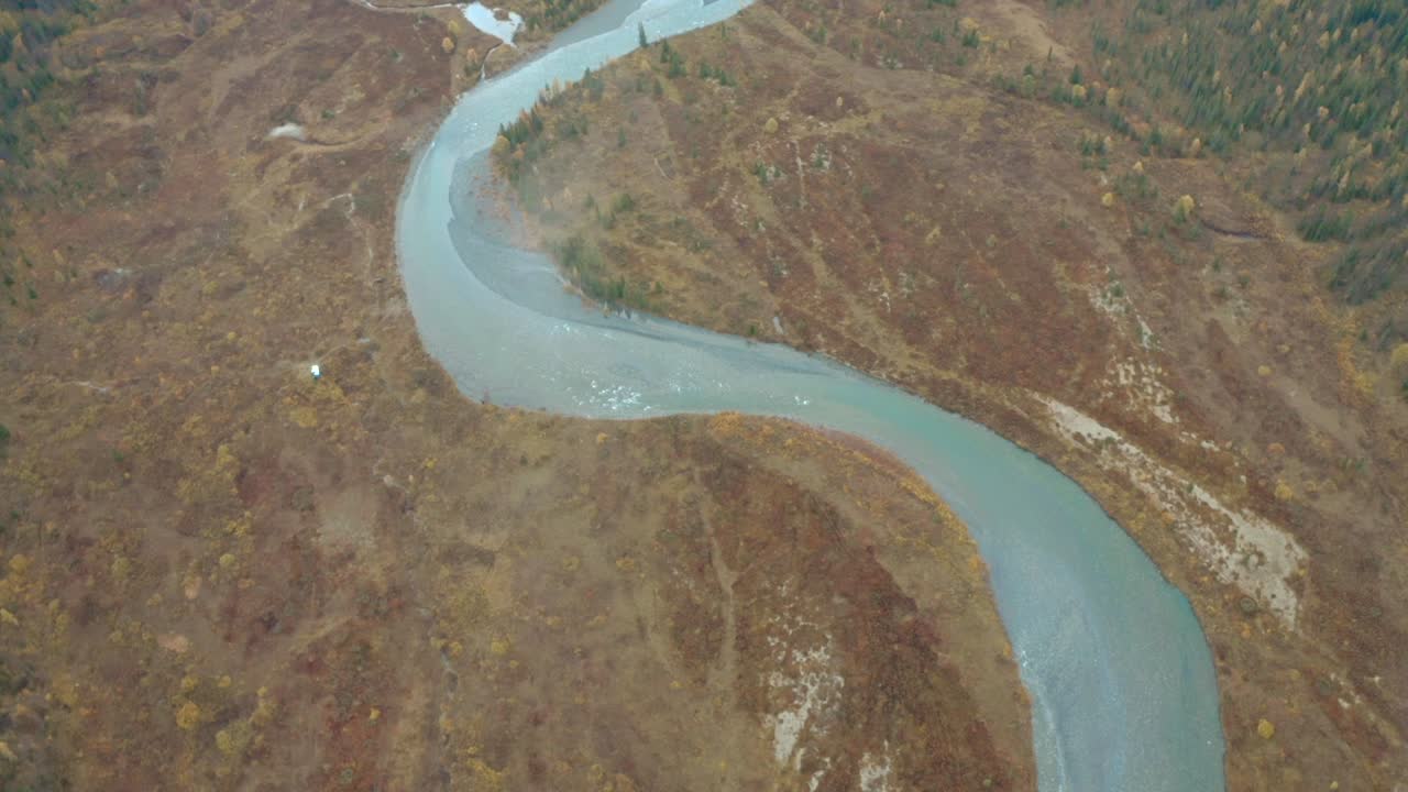 vista aérea de un río sinuoso en el paisaje de otoño