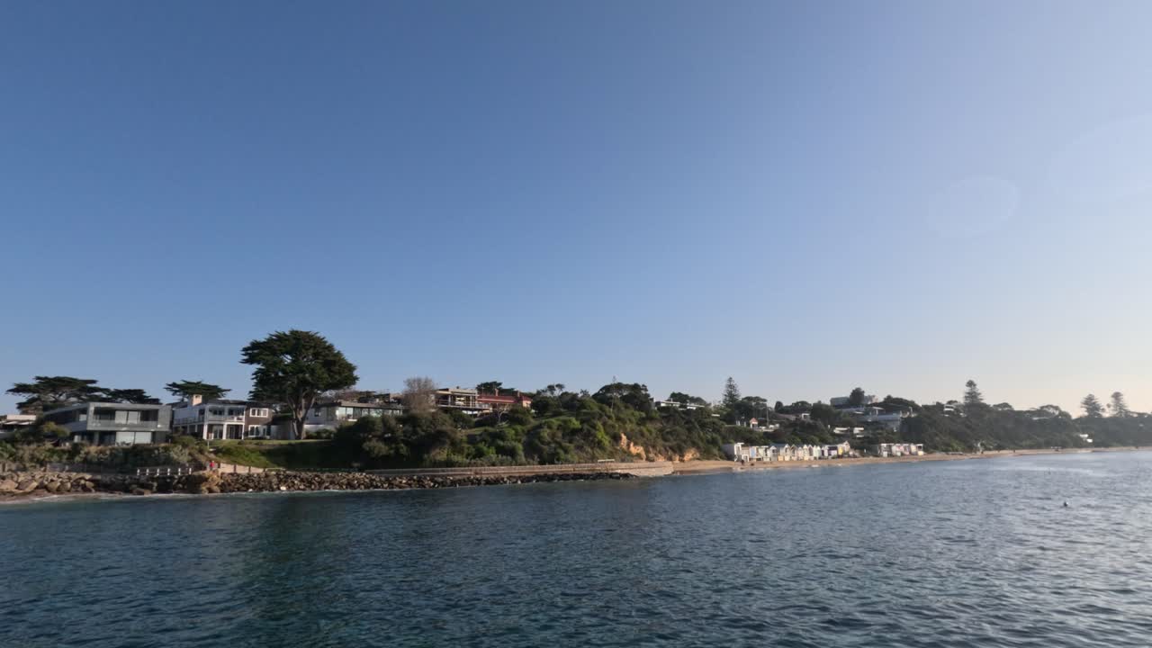 vista panorámica de casas de lujo junto al agua