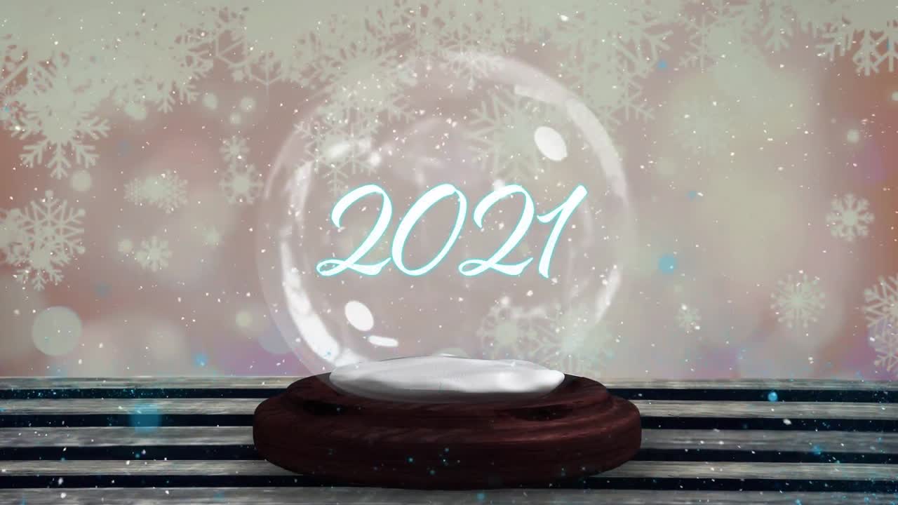 estrella fugaz azul alrededor de 2021 texto sobre un globo de nieve en una tabla de madera