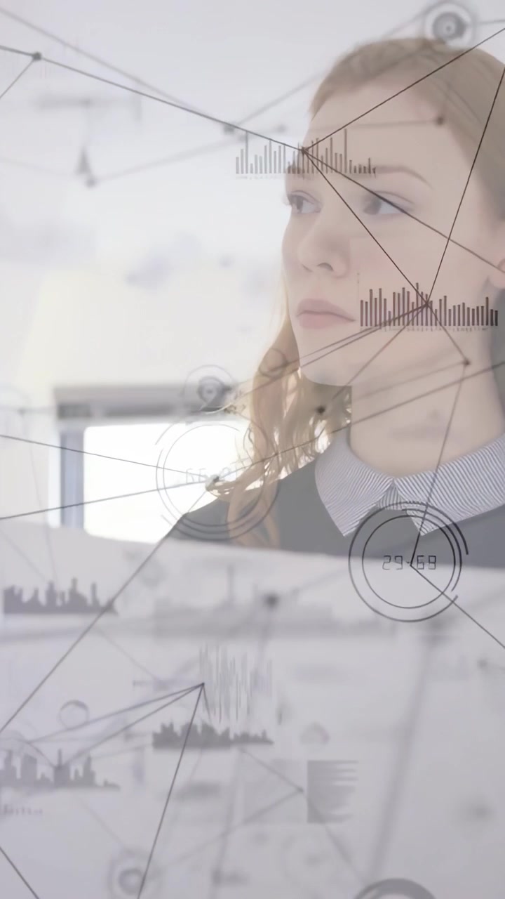 Video verticale: Donna che reagisce a un'interfaccia HUD, ispeziona un tablet e si sposta per la revisione dei dati tecnologici.