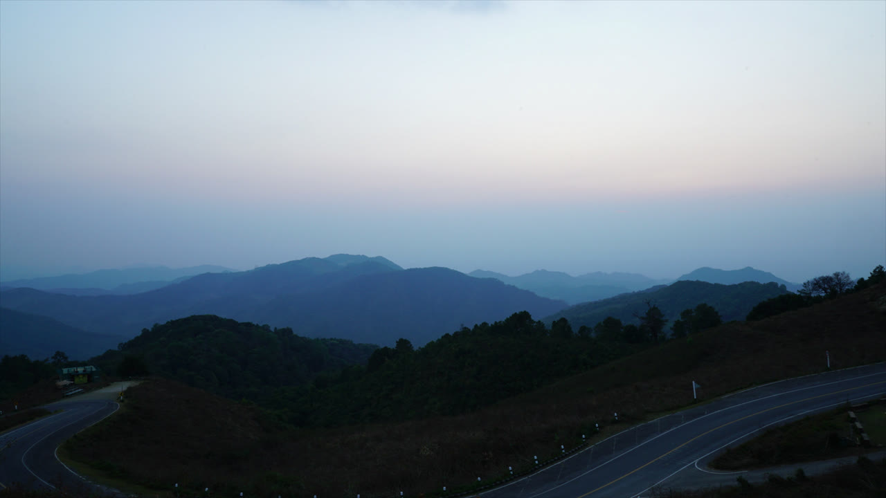 산층과 아름다운 도로가 있는 타임랩스 일몰