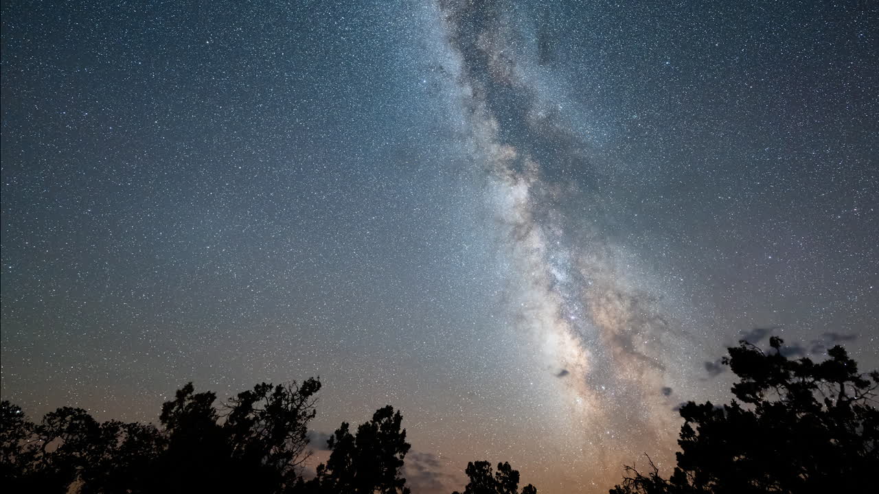 Star-Filled Heavens Move Gracefully in This Breathtaking Time Lapse Clip
