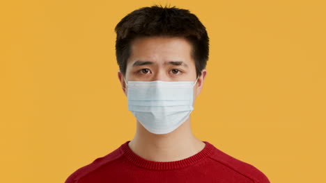 마스크를 입은 남자
