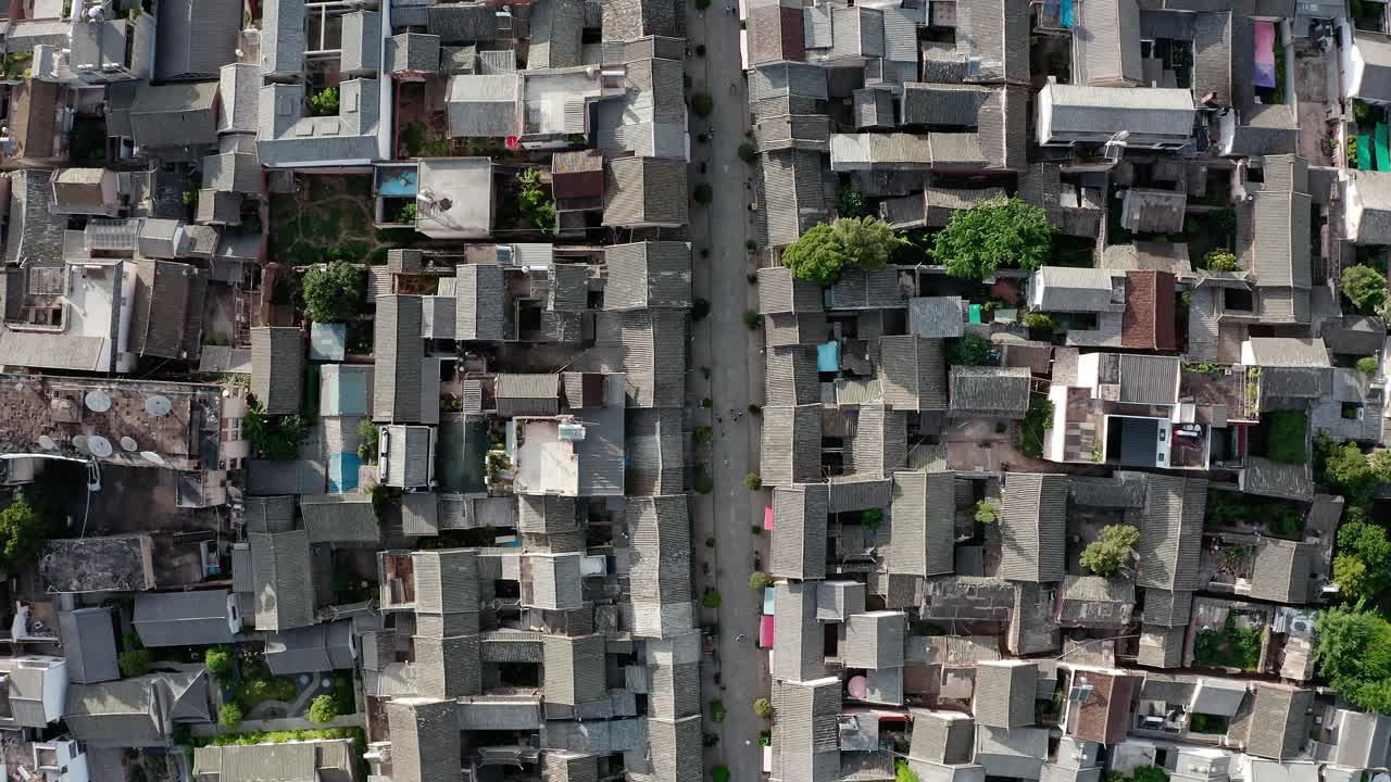 중국 유난 지방의 웨이산에 있는 건물과 풍경.