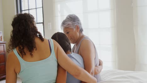 Glückliche-Familie,-Die-Spaß-Auf-Dem-Bett-Im-Schlafzimmer-4k-Hat