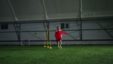 una jugadora de fútbol femenina entrenando en el interior