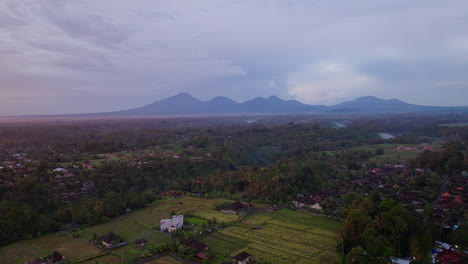 Extremes-Wetter-Mit-Intensiven-Elektrischen-Entladungen-In-Der-Bali-Atmosphäre