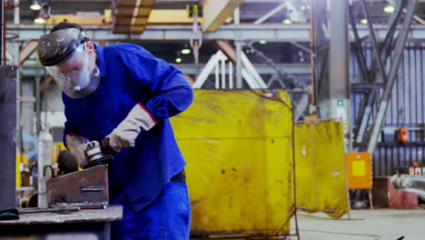 ingeniero masculino que usa una máquina de moler 4k