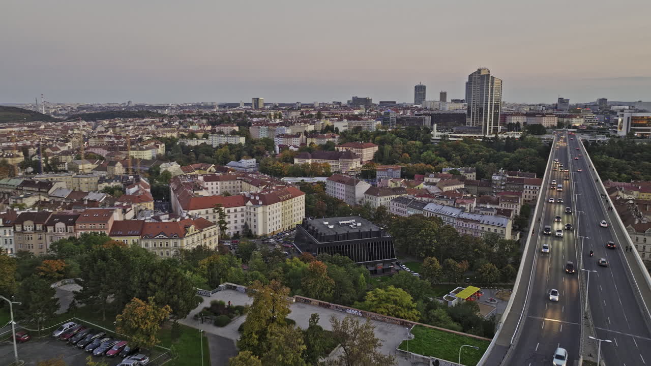 puente aéreo v123 de praga nuselsky más capturando el tráfico en el puente de la calle, el anochecer paisaje urbano del distrito de nusle con un moderno centro de congresos - filmado con mavic 3 cine - noviembre 2022