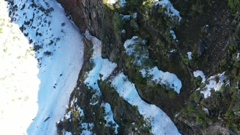 Toma-Aérea-De-La-Nieve-En-La-Cima-Del-Pico-Ruivo-En-Madeira