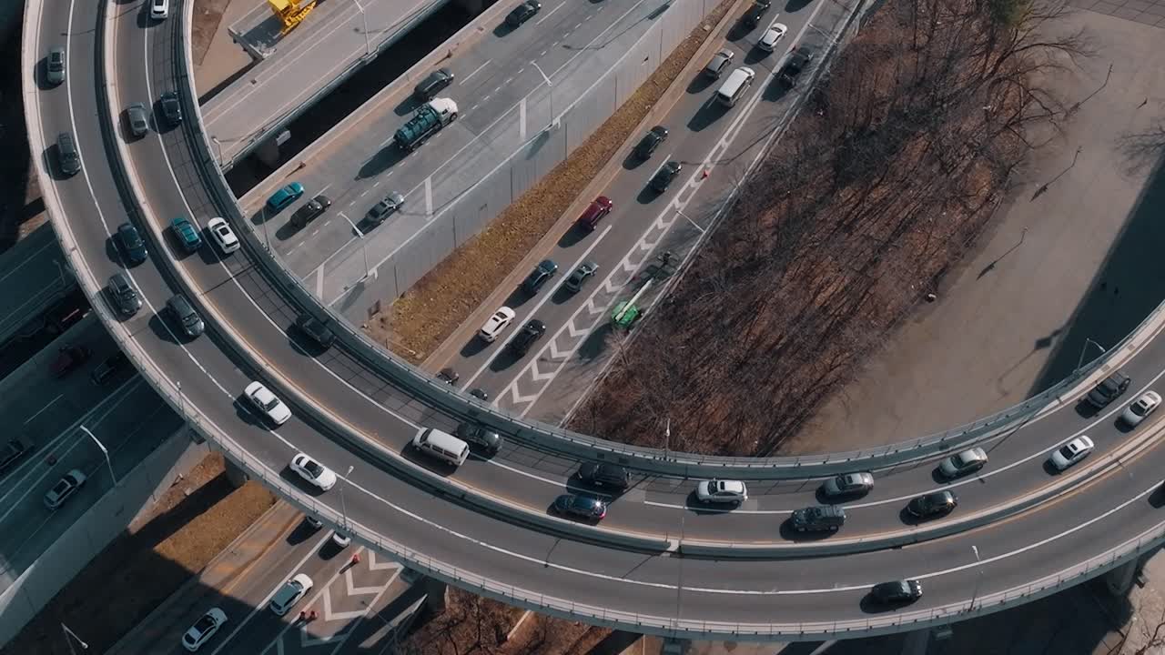 Verkehr auf einer kurvigen Autobahn in New York an einem sonnigen Tag