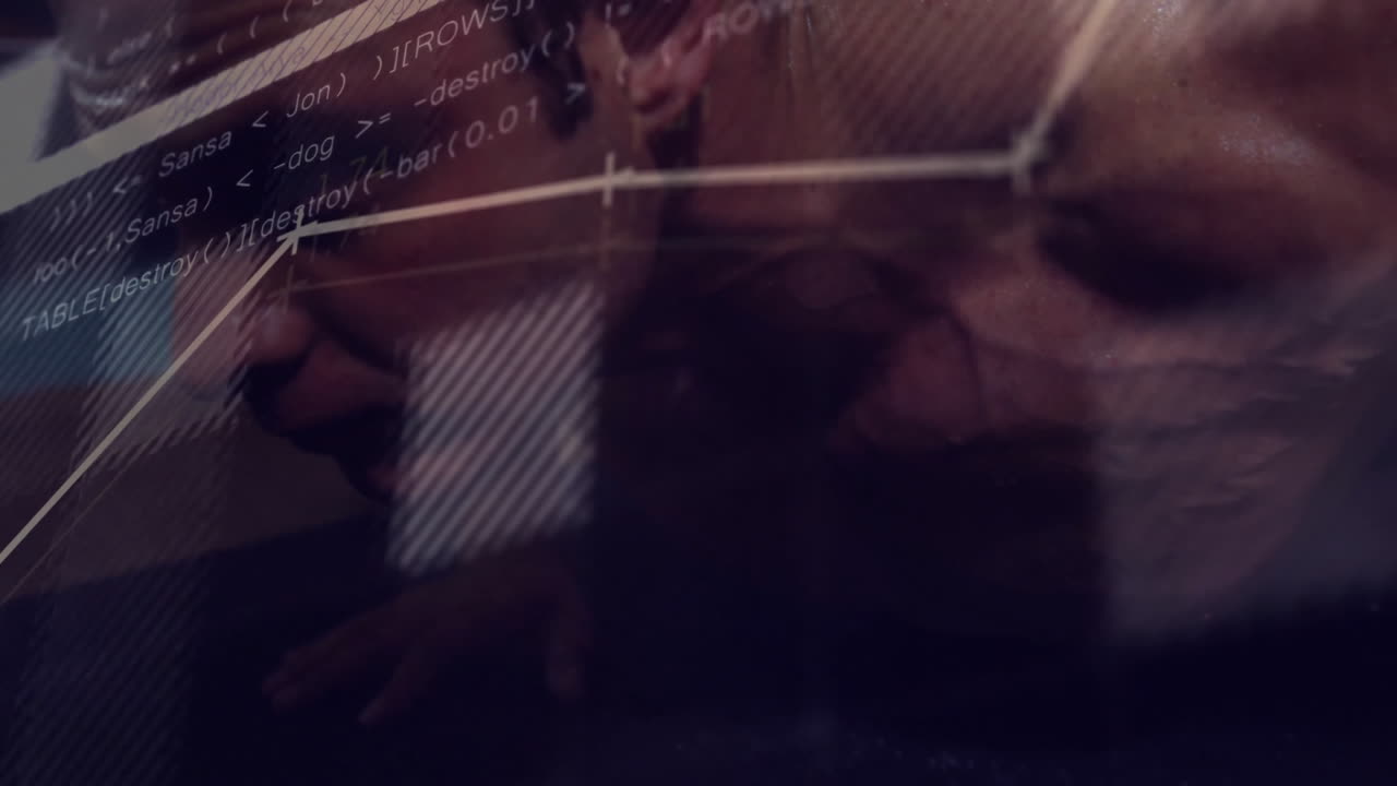 animación de código de programación sobre personas que trabajan en computadoras en la escuela