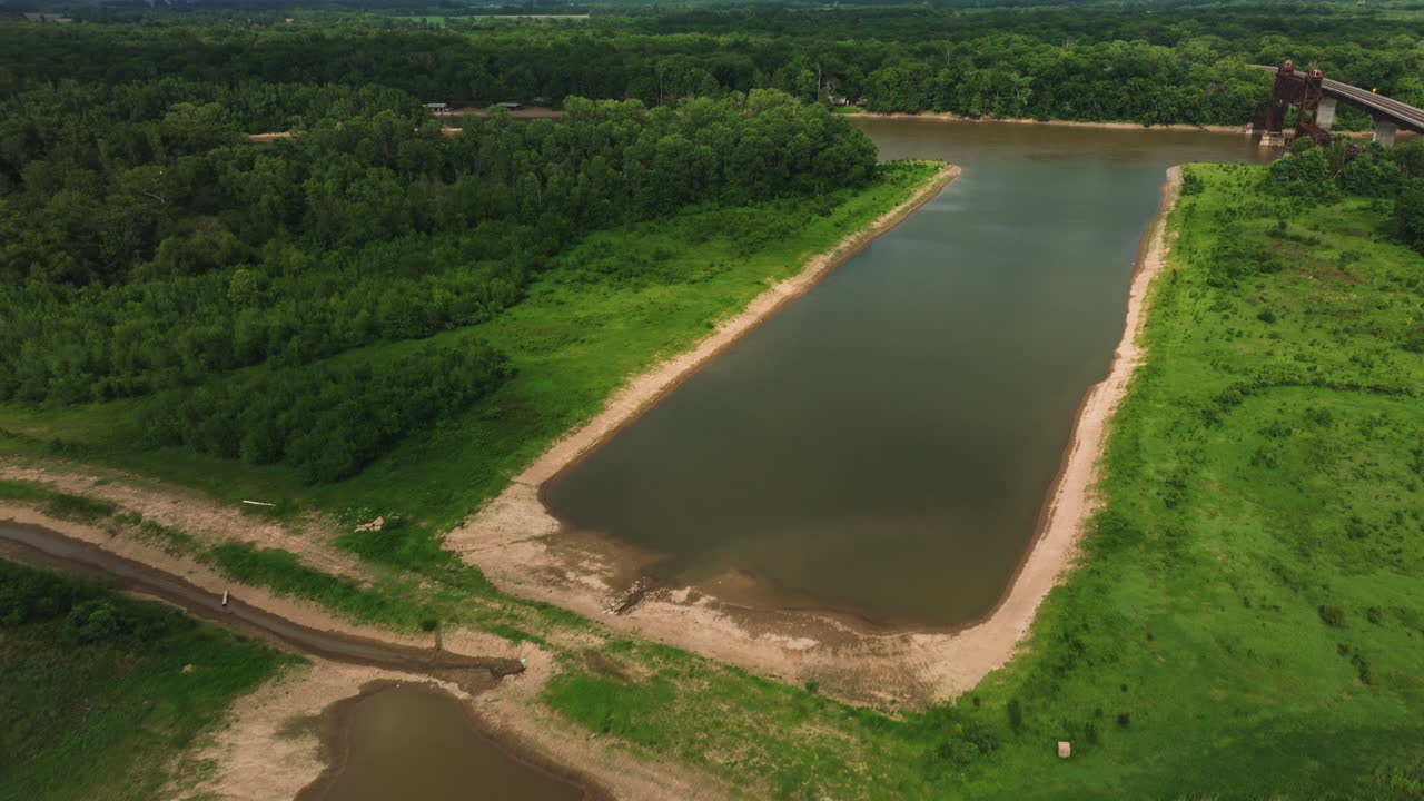 aerial del proyecto de riego de la estación de bombeo de grand prairie en el río blanco en devalls bluff, arkansas, ee.uu.