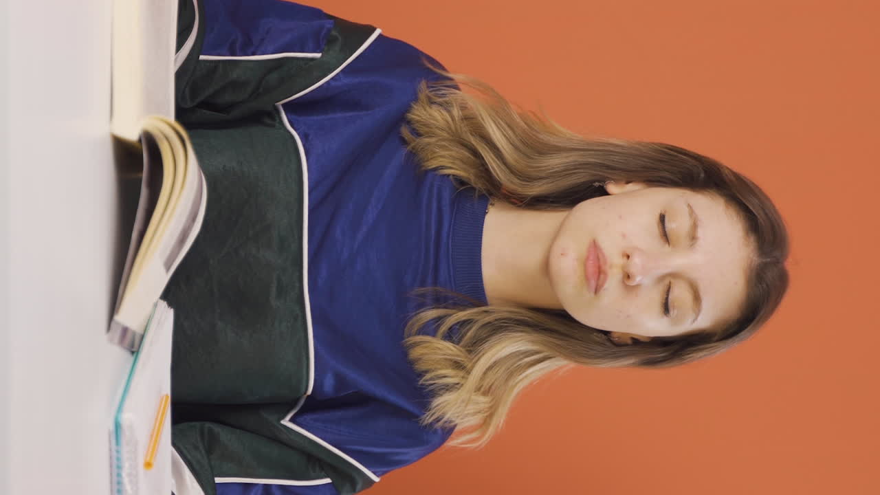 video vertical de una mujer joven meditando mirando a la cámara.