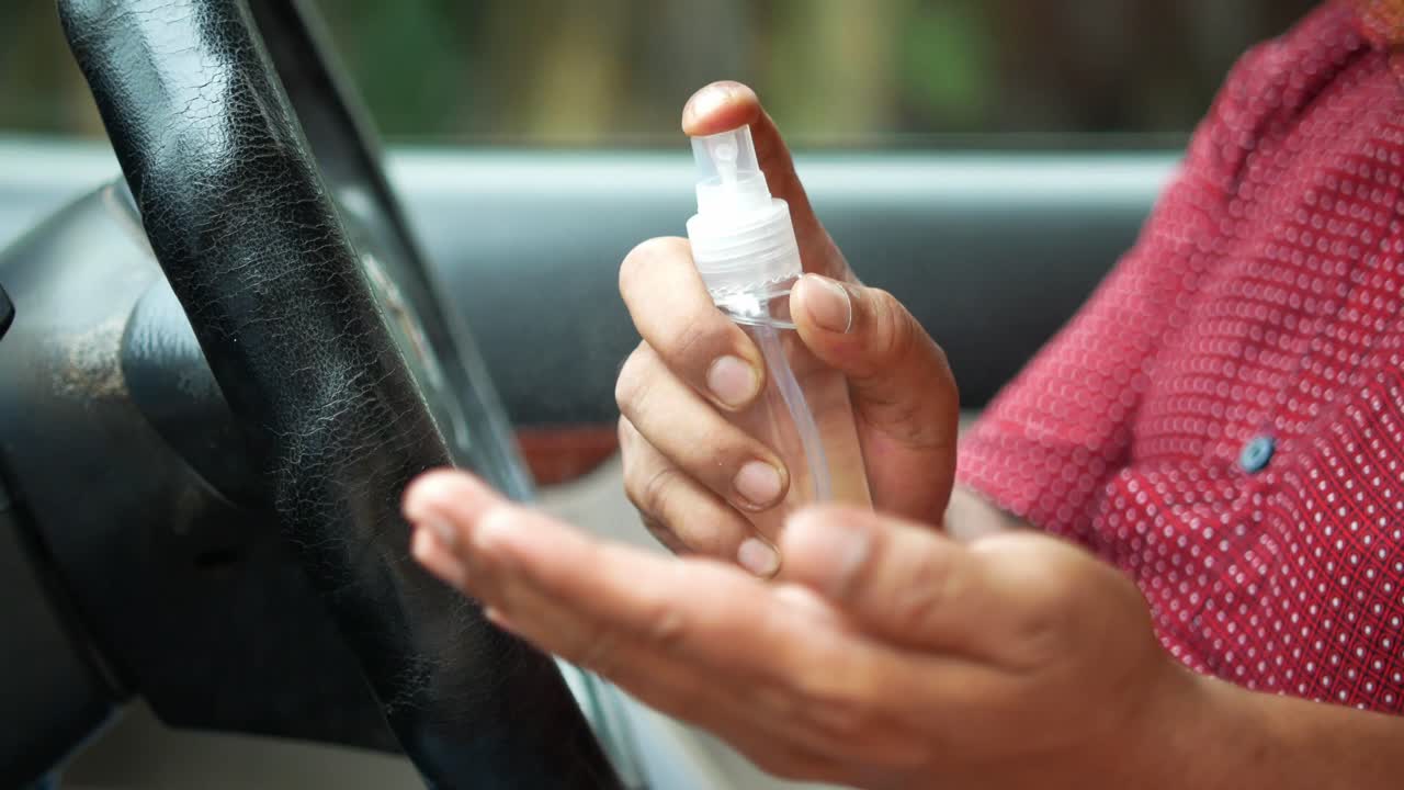 la aplicación de desinfectante de manos en un coche