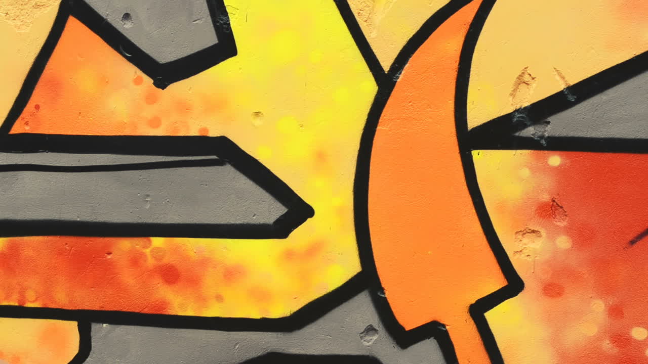 Graffiti su una recinzione. Riprese in movimento