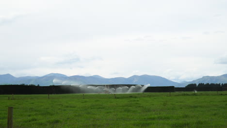 Ländliche-Szene-Mit-Bewässerungssprinkler-Im-Hintergrund,-Neuseeland