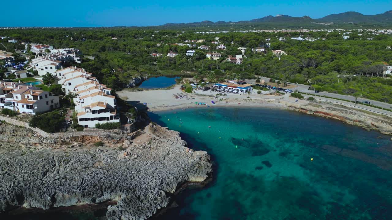 Imagens aéreas impressionantes com drone de empreendimentos imobiliários de luxo perto de Cala Murada, em Maiorca, Ilhas Baleares