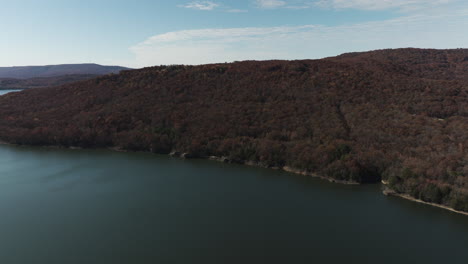 Antena-Del-Lago-Y-El-Bosque-En-Otoño,-Parque-Estatal-Lake-Fort-Smith,-Arkansas,-Estados-Unidos---Disparo-De-Drone