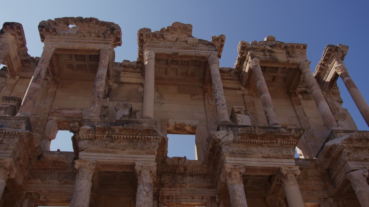 fotografía de cerca de la biblioteca de celso en éfeso