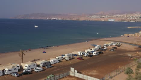 Wohnmobil-Bleibt-Am-Strand-Von-Hadatiyim-In-Israel