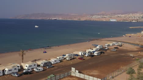 autocaravana se queda en la playa hadatiyim en israel