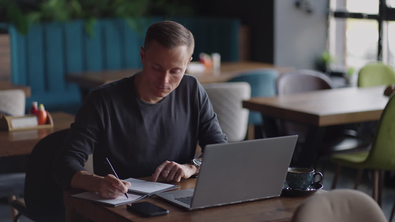 Latinamerikansk collegestudent bruker laptop og ser på fjernundervisning, seminar, webinar eller har et virtuelt klasseromsmøte i et kreativt universitetsrom.
