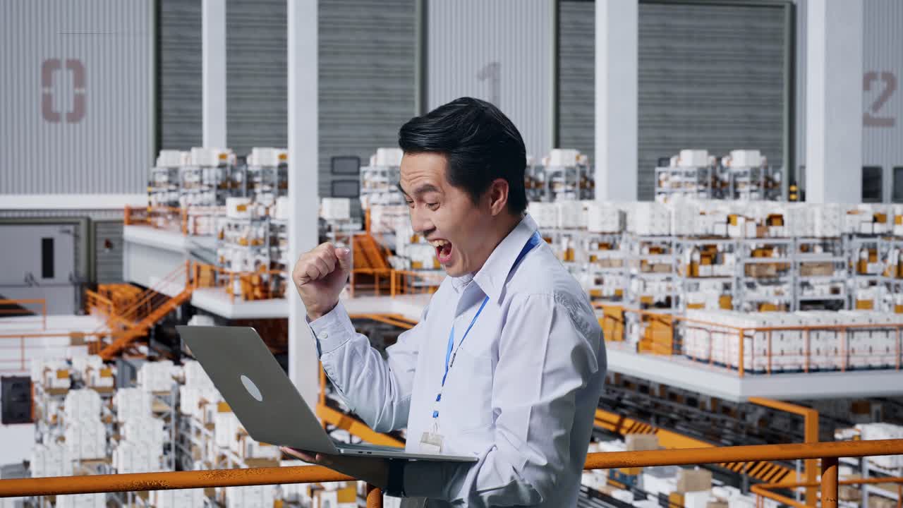 성공을 축하하는 행복한 창고 직원