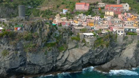 Imágenes-Aéreas-De-4k-De-Vernazza,-Cinque-Terre-En-Italia