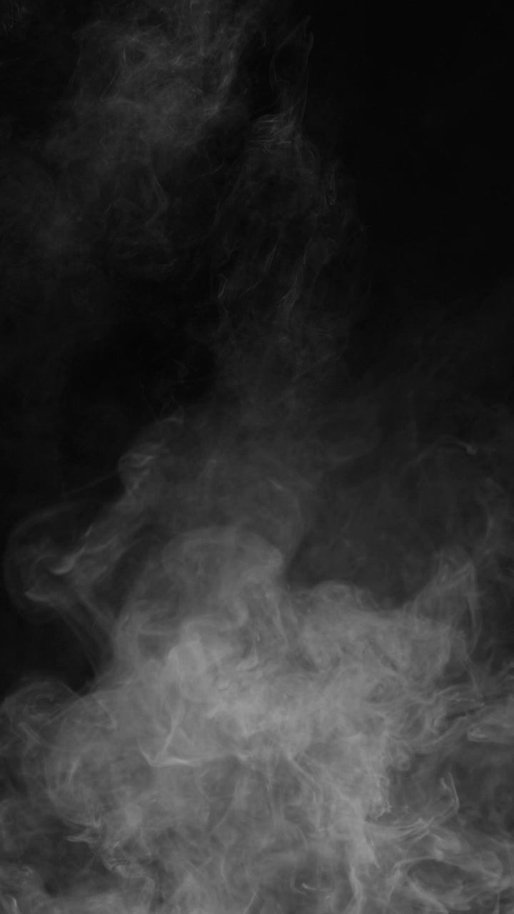 Video verticale di una densa colonna di fumo che sale, ideale per effetti speciali o sfondi atmosferici