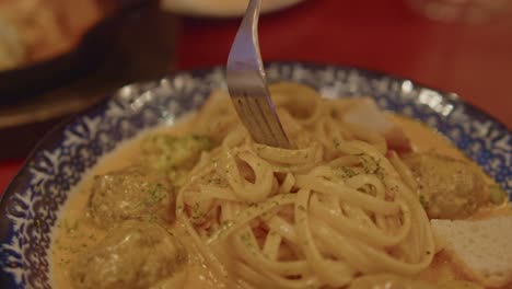 Restaurante-Café-Y-Sabroso-Plato-Delicioso-Comida-Fideos-Con-Albóndigas-Sazonadas-Con-Salsa-De-Crema