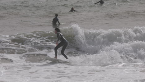 un hombre surfeando en una ola