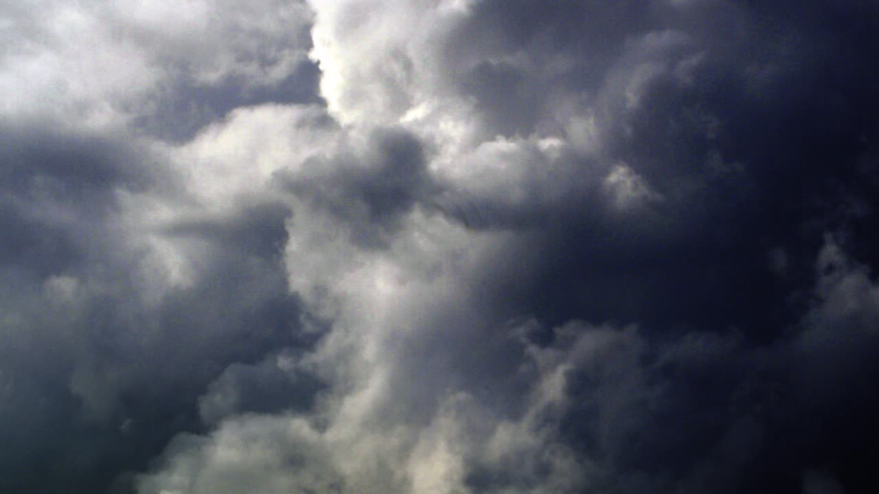 현재 내부에 뇌우가 있는 두꺼운 구름에 접근하는 관점