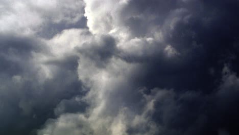 punto de vista acercándose a una espesa nube que actualmente es una tormenta en el interior