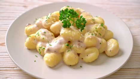ñoquis con salsa de crema de champiñones y queso - estilo de comida italiana