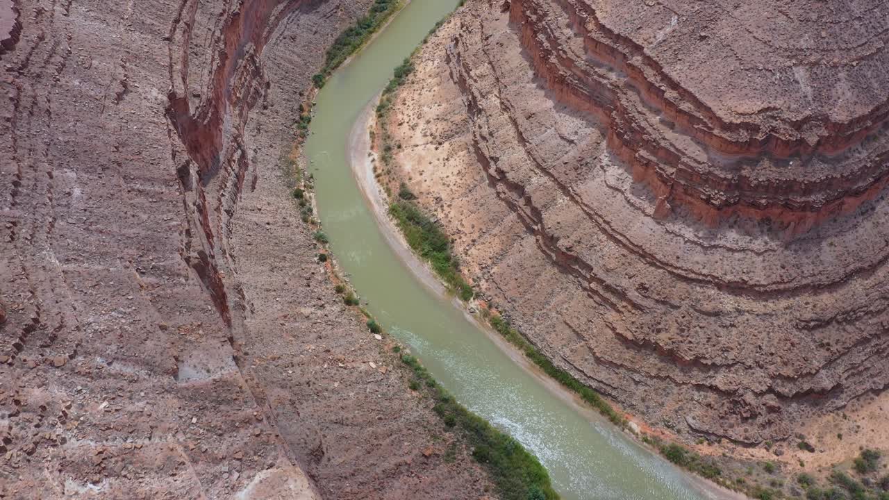 excelente toma aerea del rio san juan en utah