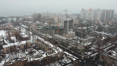 Vista-Aérea-De-Una-Ciudad-Nevada-En-Invierno