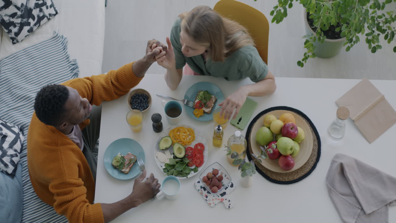 pareja disfrutando del desayuno juntos