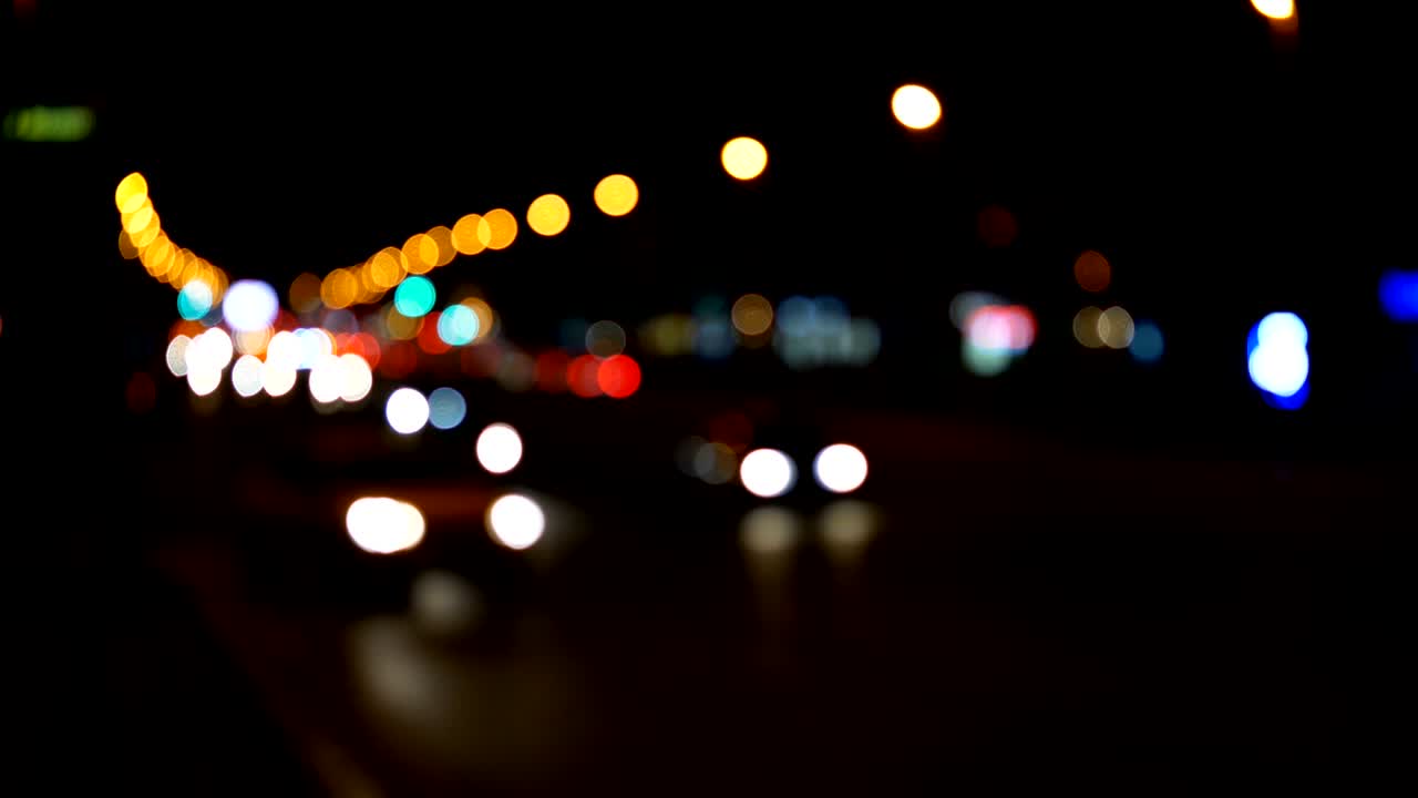 디포커스 된 불빛 로스앤젤레스 거리 추상. 도시 흐릿한 배경. 밤 교통의 움직이는 보케 서클.
